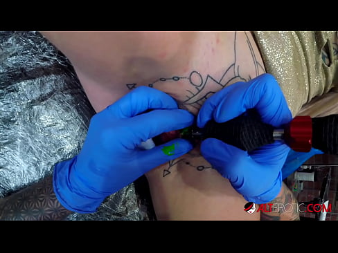 ❤️ Extreem getatoeëerde hottie Sully Savage kreeg een tatoeage op haar clitoris ☑ Just porno at nl.sitevox.top ❌❤